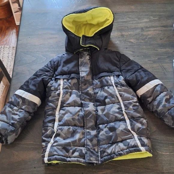 BUNDLE BOYS SIZE 5 NIKE SHIRTS AND COATS - Picture 2 of 5